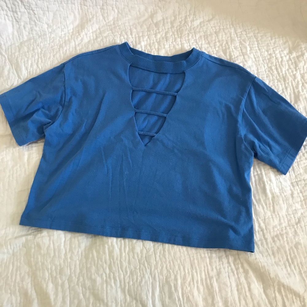 Blue crop top t-shirt with cutout in front